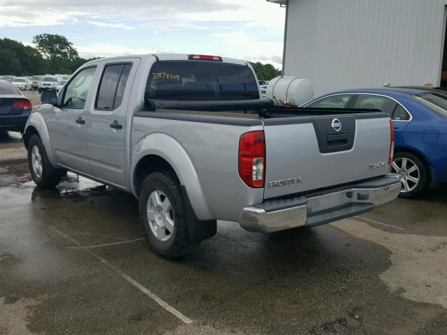 1N6AD07W76C440546 - 2006 NISSAN FRONTIER C SILVER photo 3