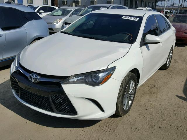 4T1BF1FKXFU110055 - 2015 TOYOTA CAMRY LE WHITE photo 2