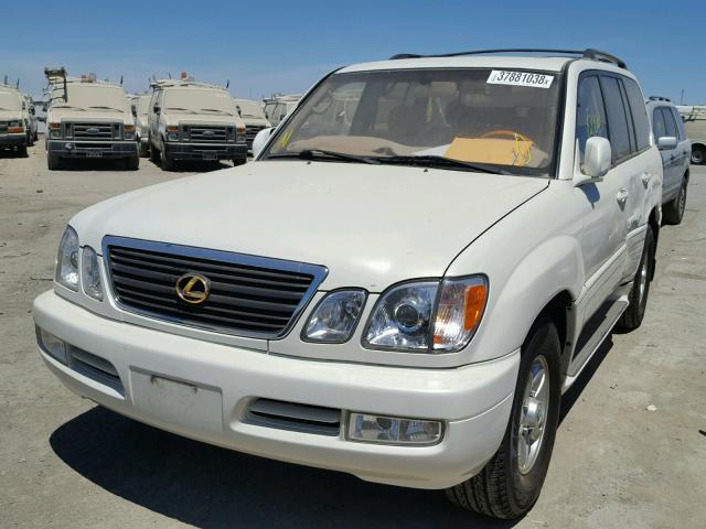 JTJHT00W323520836 - 2002 LEXUS LX 470 WHITE photo 2