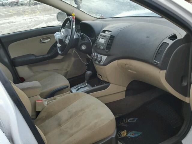 KMHDU4ADXAU169933 - 2010 HYUNDAI ELANTRA BL WHITE photo 5