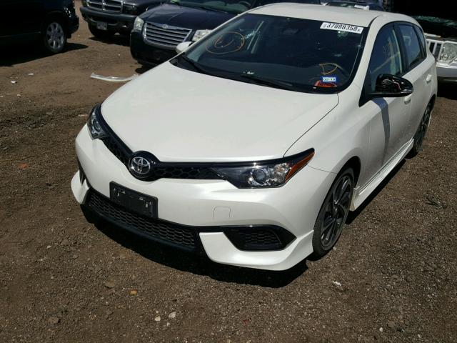 JTNKARJEXHJ524598 - 2017 TOYOTA COROLLA IM WHITE photo 2