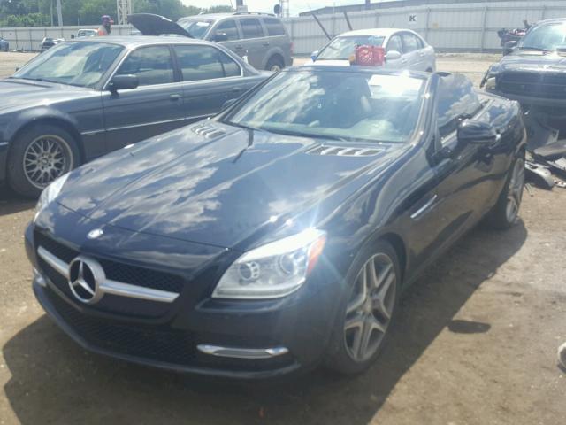 WDDPK3JA1GF122543 - 2016 MERCEDES-BENZ SLK 300 BLACK photo 2