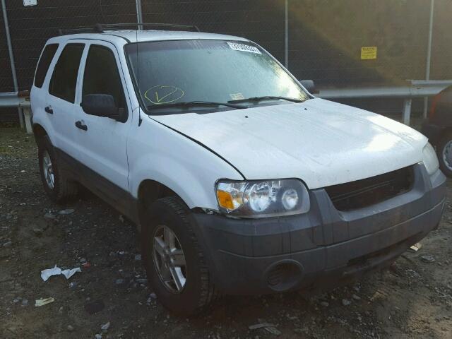 1FMYU92ZX5KB29555 - 2005 FORD ESCAPE XLS WHITE photo 1