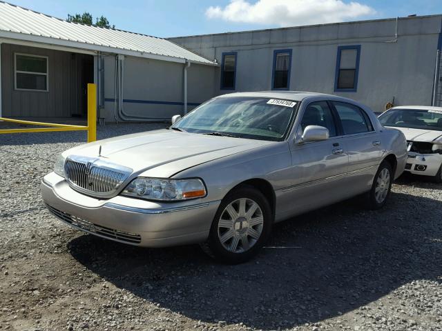 1LNHM83W63Y608905 - 2003 LINCOLN TOWN CAR C GOLD photo 2