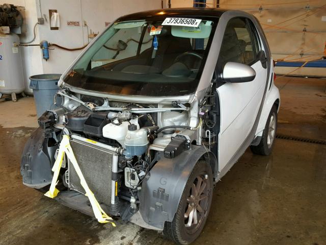 WMEEJ3BA4AK361099 - 2010 SMART FORTWO PUR WHITE photo 2