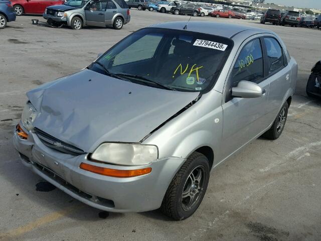 KL1TD52655B468020 - 2005 CHEVROLET AVEO BASE Күміс фото 2