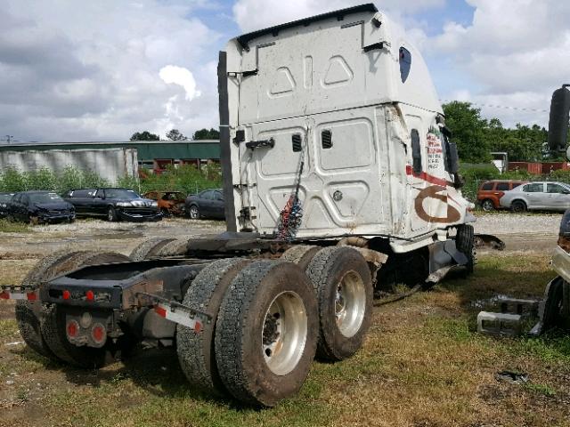 1FUJGLDR4DLFG5938 - 2013 FREIGHTLINER CASCADIA 1 WHITE photo 4