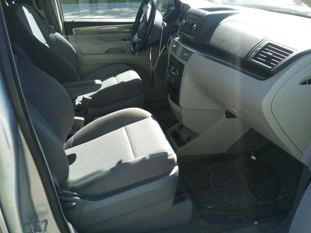 2V4RW4D15AR250766 - 2010 VOLKSWAGEN ROUTAN S SILVER photo 5