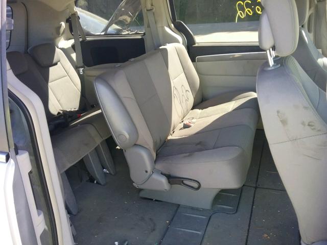 2V4RW4D15AR250766 - 2010 VOLKSWAGEN ROUTAN S SILVER photo 6