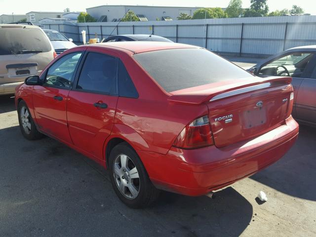 1FAFP34N55W218166 - 2005 FORD FOCUS ZX4 RED photo 3
