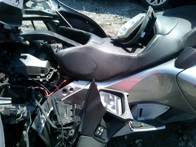 2BXJBWC1XCV000725 - 2012 CAN-AM SPYDER ROA SILVER photo 5