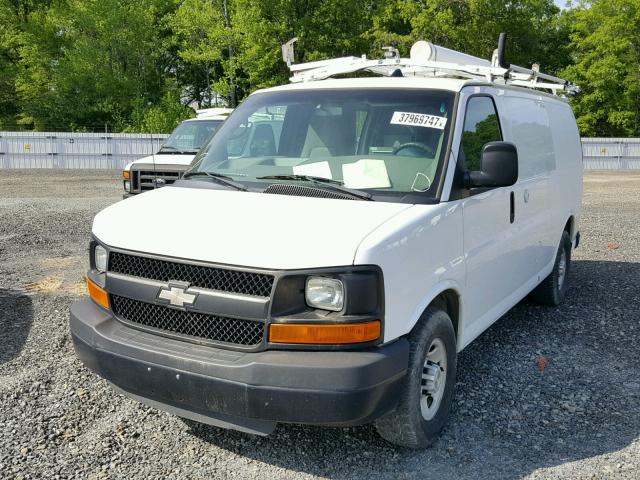 1GCWGFCB4C1122378 - 2012 CHEVROLET EXPRESS G2 WHITE photo 2