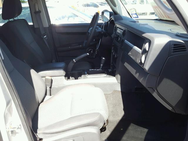 1J4RG4GK4AC127958 - 2010 JEEP COMMANDER SILVER photo 5