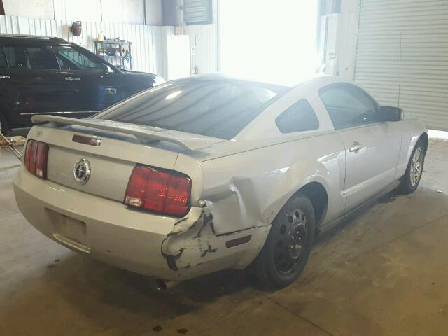 1ZVFT80NX75281651 - 2007 FORD MUSTANG SILVER photo 4