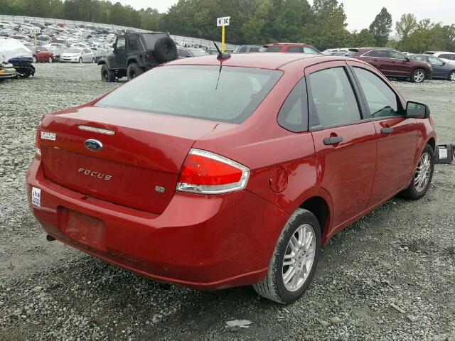 1FAHP3FN3AW204136 - 2010 FORD FOCUS SE RED photo 4