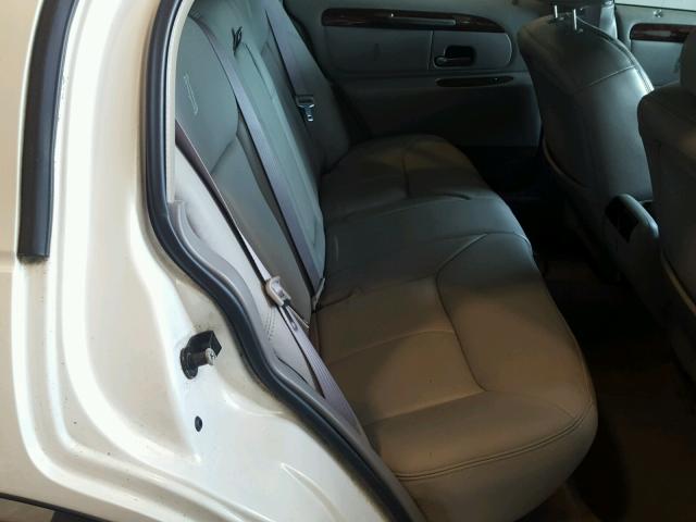 1LNHM83W41Y658747 - 2001 LINCOLN TOWN CAR C WHITE photo 6