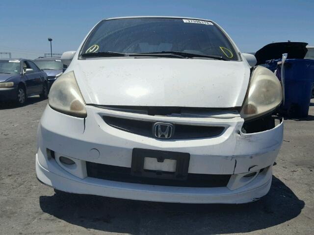 JHMGD37677S061812 - 2007 HONDA FIT S WHITE photo 9