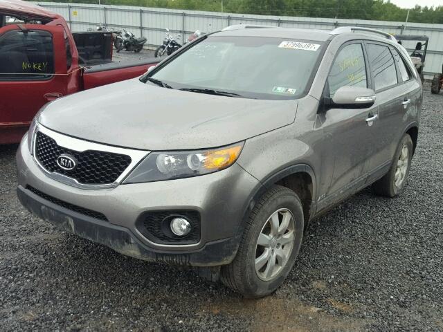 5XYKTDA66DG372050 - 2013 KIA SORENTO LX CHARCOAL photo 2