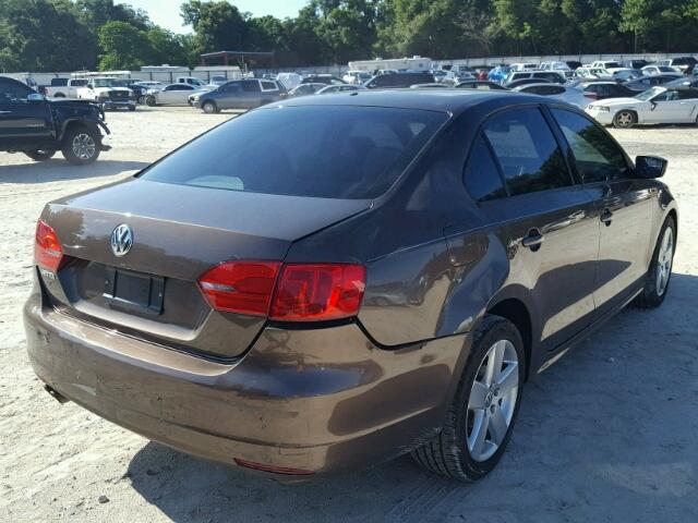 3VW2K7AJ4BM075557 - 2011 VOLKSWAGEN JETTA BASE 棕色 照片 4