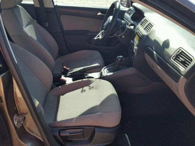 3VW2K7AJ4BM075557 - 2011 VOLKSWAGEN JETTA BASE 棕色 照片 5