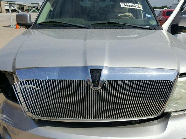 5LMFU27R64LJ11552 - 2004 LINCOLN NAVIGATOR Schwarz Foto 7