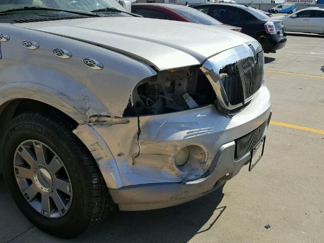 5LMFU27R64LJ11552 - 2004 LINCOLN NAVIGATOR Schwarz Foto 9