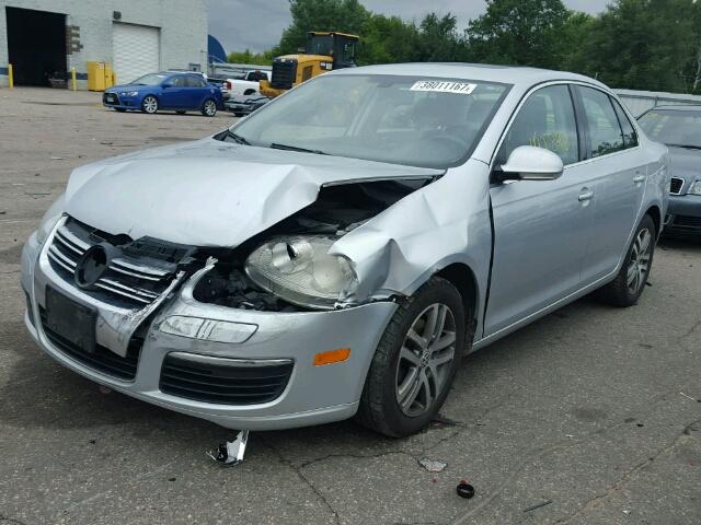 3VWSF71KX5M621165 - 2005 VOLKSWAGEN NEW JETTA SILVER photo 2