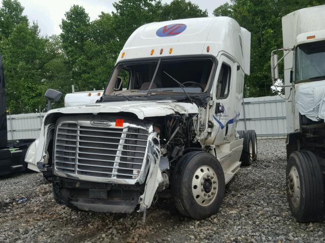 3AKJGLBG4DSBU1072 - 2013 FREIGHTLINER CASCADIA 1 WHITE photo 2