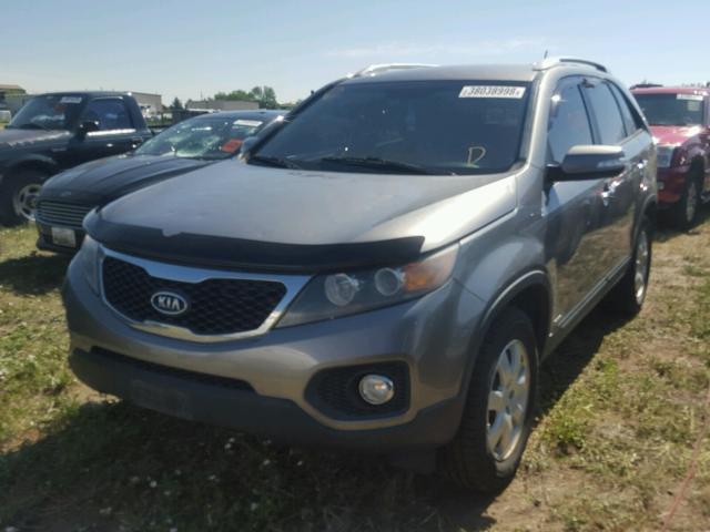 5XYKTDA19BG053775 - 2011 KIA SORENTO BA GRAY photo 2