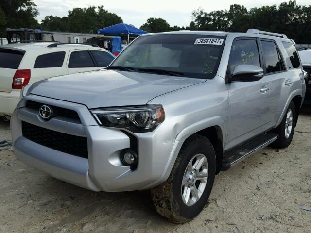 JTEZU5JR4F5090962 - 2015 TOYOTA 4RUNNER SR SILVER photo 2