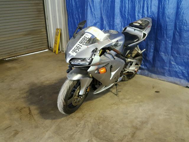 JH2PC37046M305426 - 2006 HONDA CBR600 RR SILVER photo 2