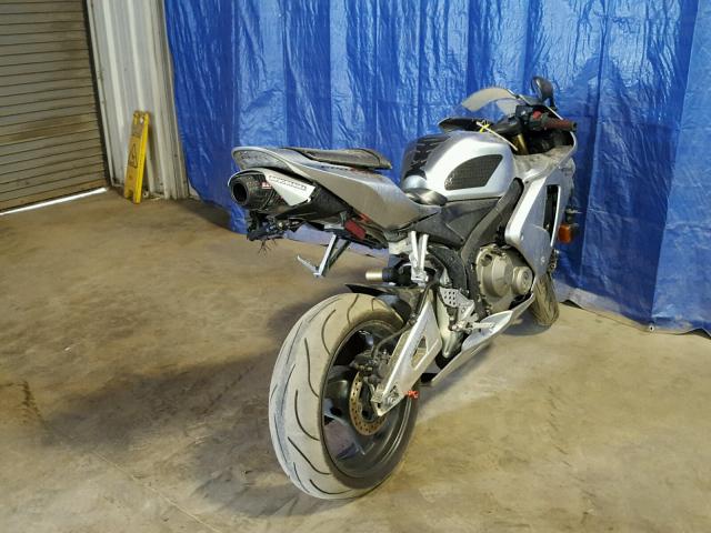 JH2PC37046M305426 - 2006 HONDA CBR600 RR SILVER photo 4