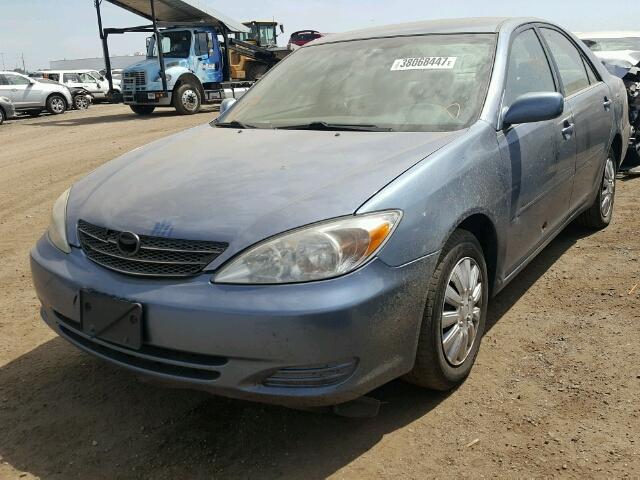 JTDBE32K820102532 - 2002 TOYOTA CAMRY LE BLUE photo 2