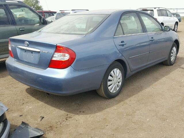 JTDBE32K820102532 - 2002 TOYOTA CAMRY LE BLUE photo 4