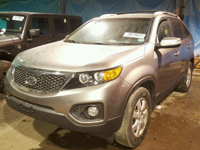 5XYKTDA69CG219757 - 2012 KIA SORENTO BA GRAY photo 2