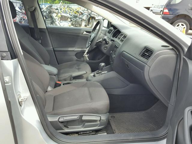 3VW2K7AJ8FM315697 - 2015 VOLKSWAGEN JETTA BASE Արծաթագույն լուսանկար 5