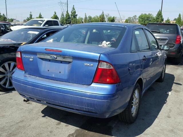 1FAFP34N65W151903 - 2005 FORD FOCUS ZX4 BLUE photo 4