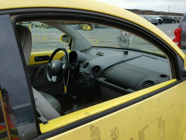 3VWDD21C5YM448315 - 2000 VOLKSWAGEN NEW BEETLE 黄色 照片 9