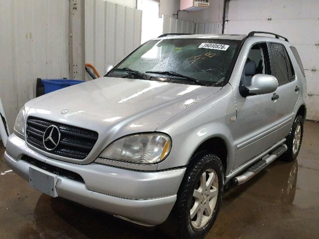 4JGAB72E01A247400 - 2001 MERCEDES-BENZ ML 430 银色 照片 2