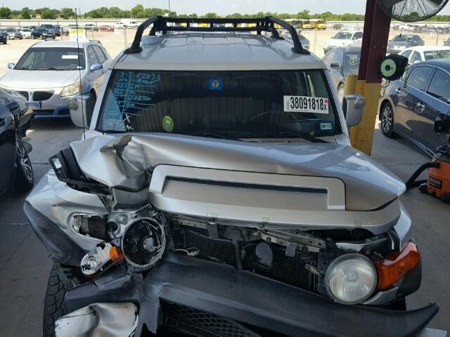 JTEBU11F770096768 - 2007 TOYOTA FJ CRUISER SILVER photo 7