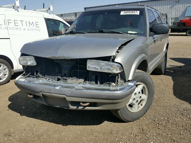 1GNDT13W8Y2294348 - 2000 CHEVROLET BLAZER GRAY photo 2