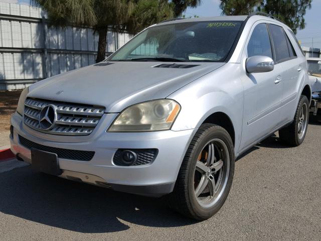 4JGBB75E96A082616 - 2006 MERCEDES-BENZ ML 500 SILVER photo 2