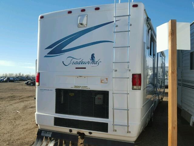 4UZAAHAK51CH83265 - 2001 FREIGHTLINER CHASSIS WHITE photo 4