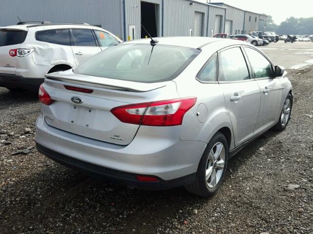 1FAHP3F25CL409547 - 2012 FORD FOCUS SILVER photo 4