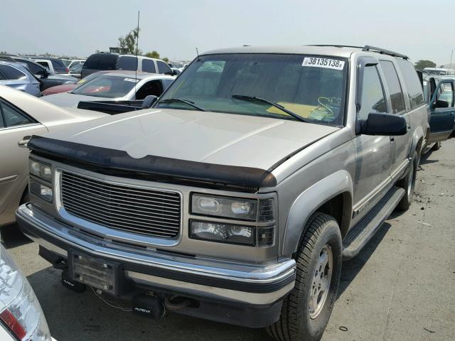 3GKFK16R4XG508062 - 1999 GMC SUBURBAN K GOLD photo 2