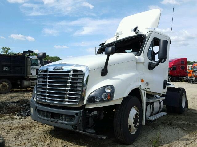 1FUBGDDV9CSBD7018 - 2012 FREIGHTLINER CASCADIA 1 WHITE photo 2