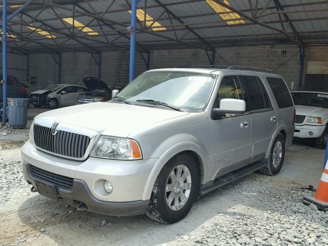 5LMFU28RX4LJ13660 - 2004 LINCOLN NAVIGATOR 银色 照片 2