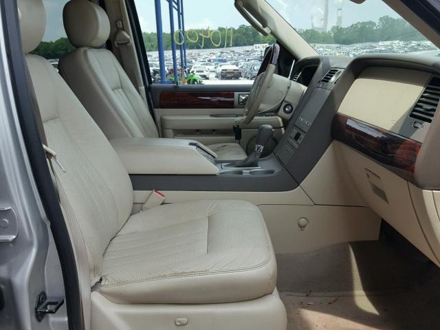 5LMFU28RX4LJ13660 - 2004 LINCOLN NAVIGATOR 银色 照片 5