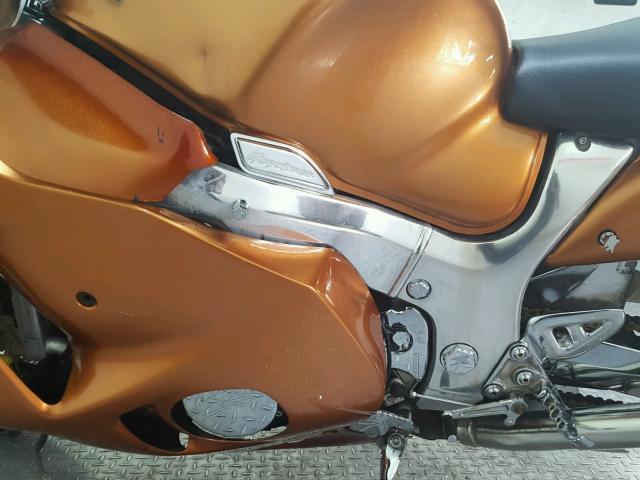 JS1GW71A652100400 - 2005 SUZUKI GSX1300 RK ORANGE photo 11