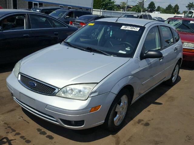 1FAFP37NX7W293590 - 2007 FORD FOCUS ZX5 SILVER photo 2